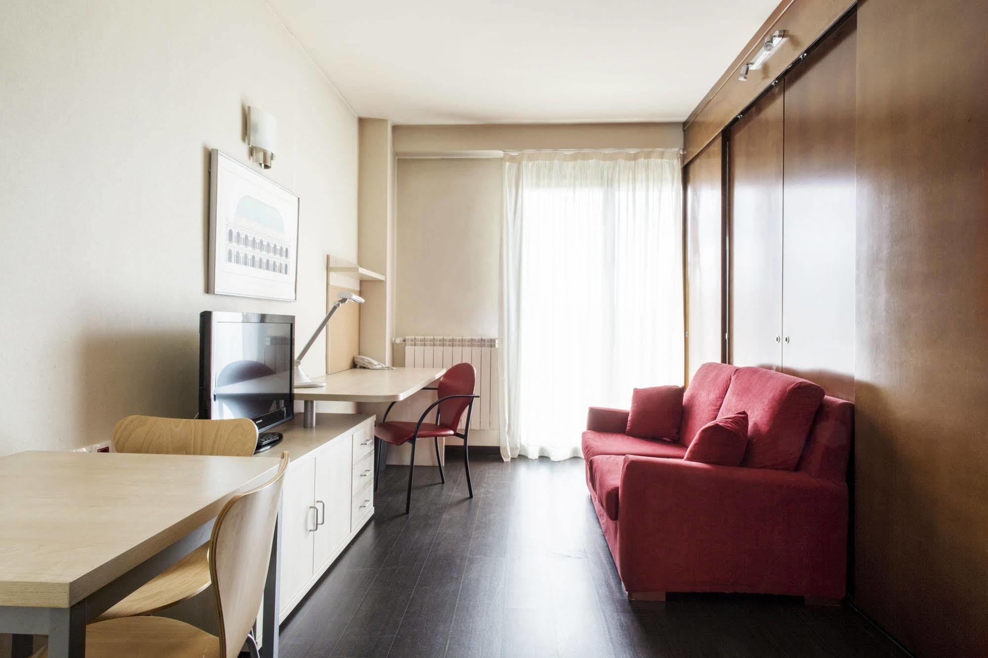 Residencia Universitaria Giner de Los Ríos Alcalá de Henares Exterior foto