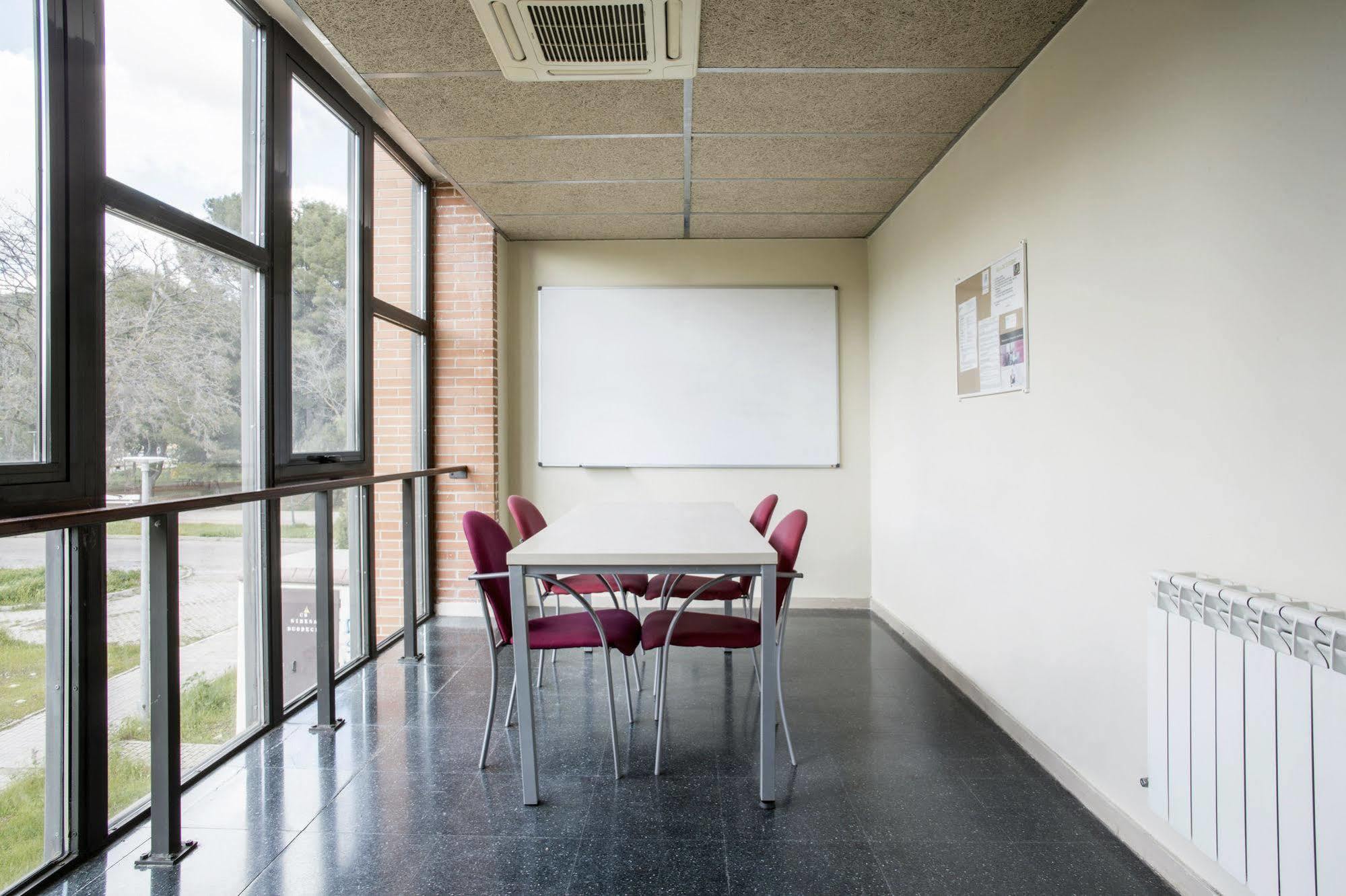 Residencia Universitaria Giner de Los Ríos Alcalá de Henares Exterior foto